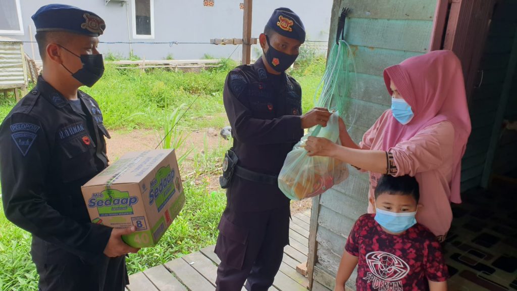 Bakti Sosial Polri, Brimob Polda Kaltim Bagikan Paket Sembako Ke Warga Yang Membutuhkan WhatsApp Image 2021 08 13 at 16.36.32