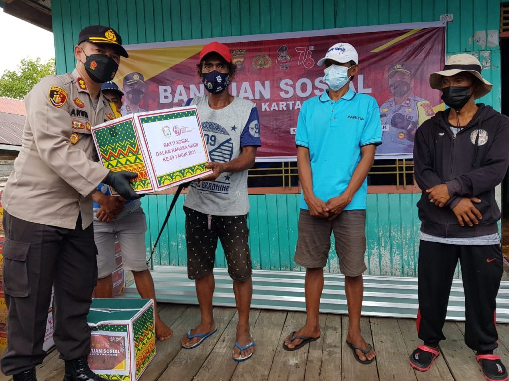 Peduli Korban Bencana Alam, Kapolres Kukar Berikan Bantuan di Dusun Tanjung Berukang WhatsApp Image 2021 08 14 at 03.42.55