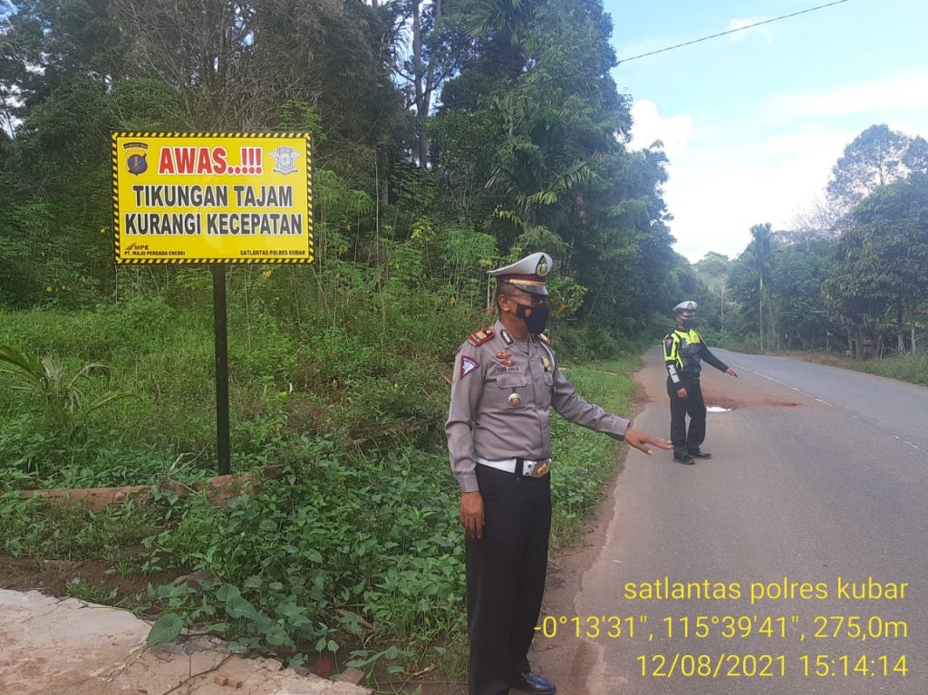 Tekan Angka Kecelakaan, Satlantas Polres Kubar Cek Jalan Rusak dan Pasangi Rambu Lalu Lintas WhatsApp Image 2021 08 14 at 13.29.19