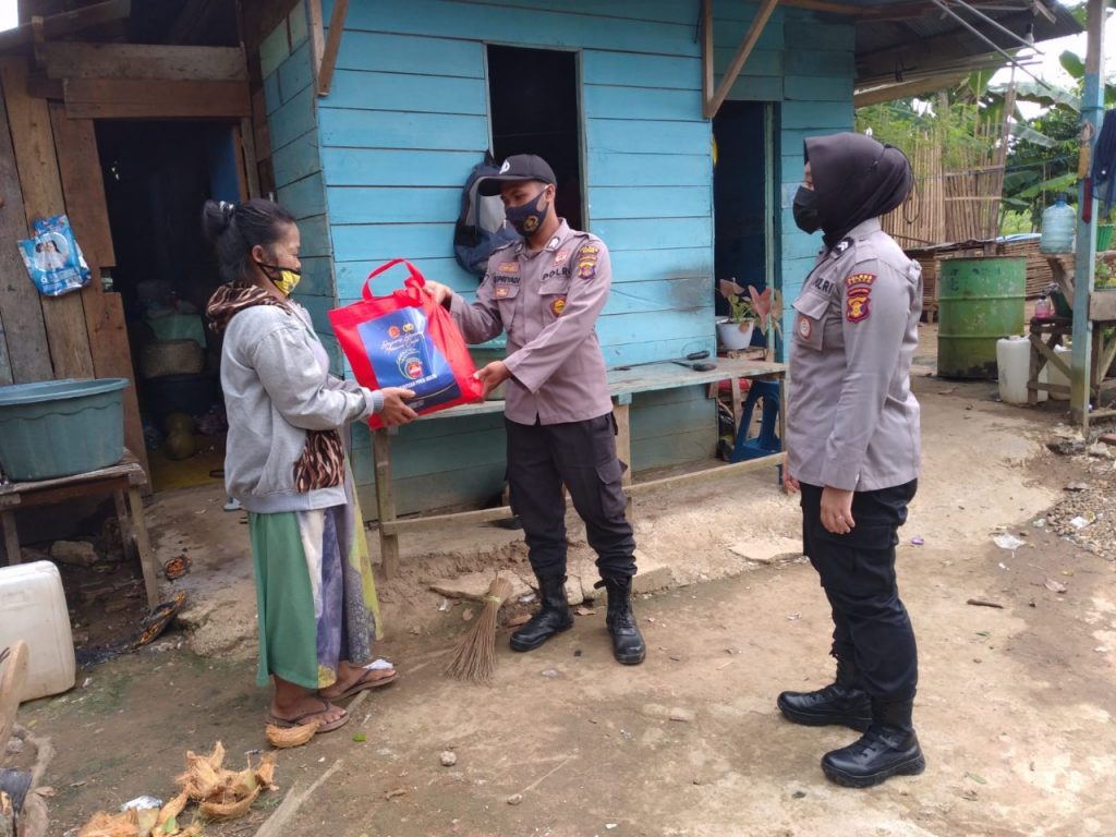 Peduli Sesama, Polres Paser Bagikan Sembako kepada Warga Yang Terdampak Covid-19 WhatsApp Image 2021 08 17 at 22.25.32