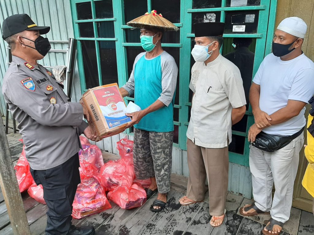 Sat Binmas Polres Kukar Gencarkan Pembagian Sembako Untuk Warga Yang Membutuhkan WhatsApp Image 2021 08 18 at 10.11.06