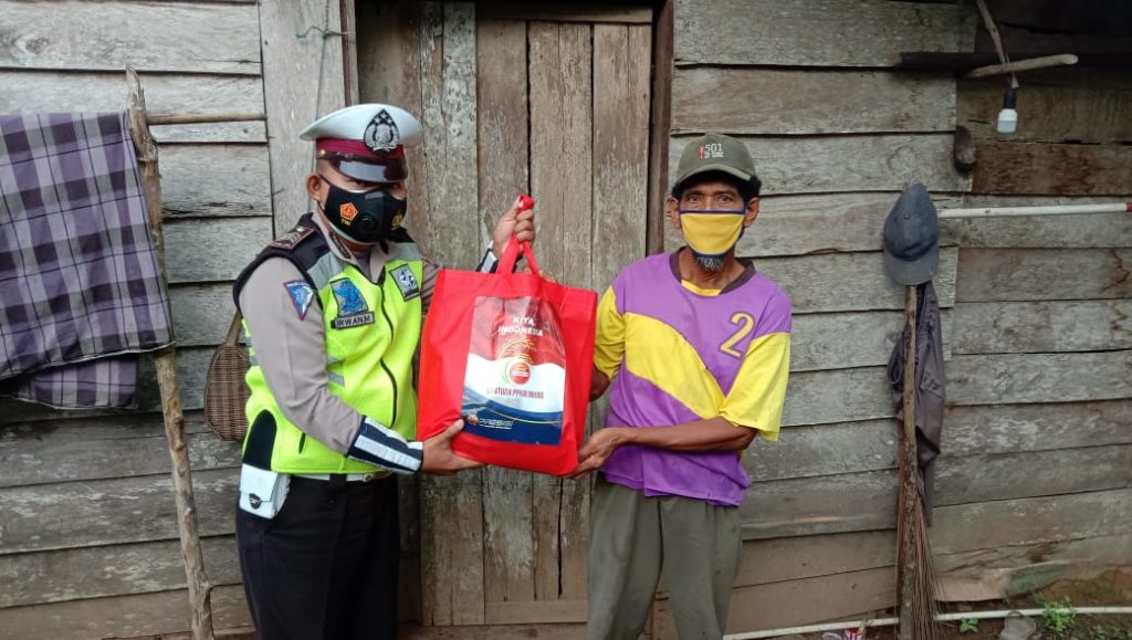 Bentuk Kepedulian Polri, Polres Paser Salurkan Bantuan Sembako Kepada Warga Kurang Mampu WhatsApp Image 2021 08 18 at 22.32.33
