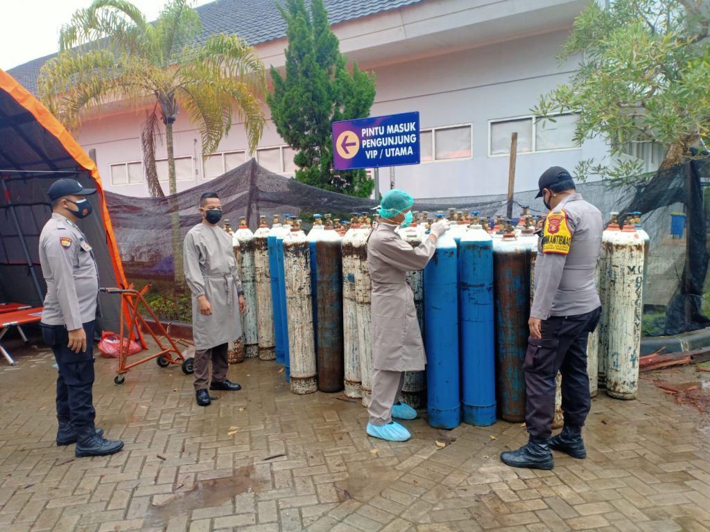 Polres Kukar Cek Ketersediaan Tabung Oksigen di Sejumlah Rumah Sakit Guna Antisipasi Kelangkaan WhatsApp Image 2021 08 22 at 12.02.13