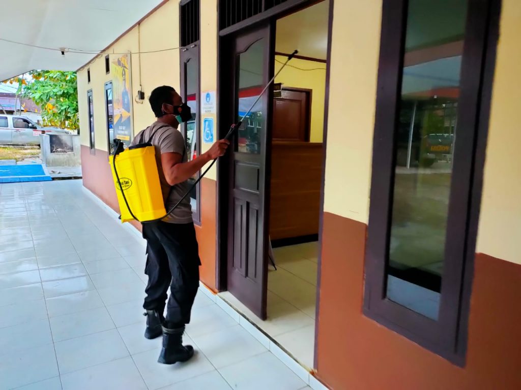 Minimalisir Penyebaran Covid-19, Polres Kukar Lakukan Penyemprotan Disinfektan di Lingkungan Kantor WhatsApp Image 2021 08 22 at 12.02.15