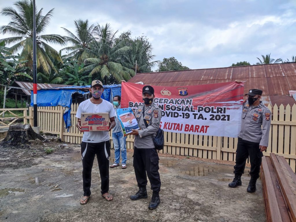 Gerakan Bakti Sosial Polri, Polsek Jempang Bagikan Bantuan Sembako dan Masker Kepada Warga WhatsApp Image 2021 08 22 at 12.06.42
