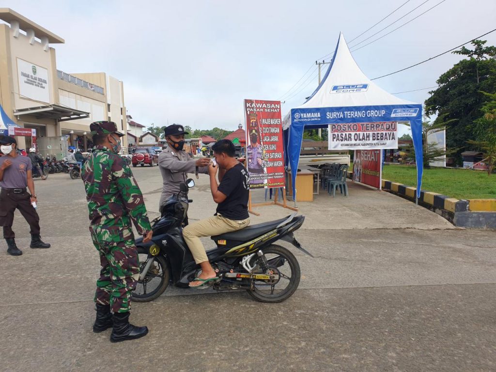 Saling Bersinergi, Personil TNI-Polri di Kec. Melak Bagikan Masker Gratis Kepada Warga WhatsApp Image 2021 08 22 at 12.08.43