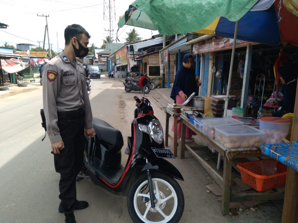 Polres Bontang Perketat Pengawasan Prokes di Pasar Tradisional WhatsApp Image 2021 08 23 at 06.04.01