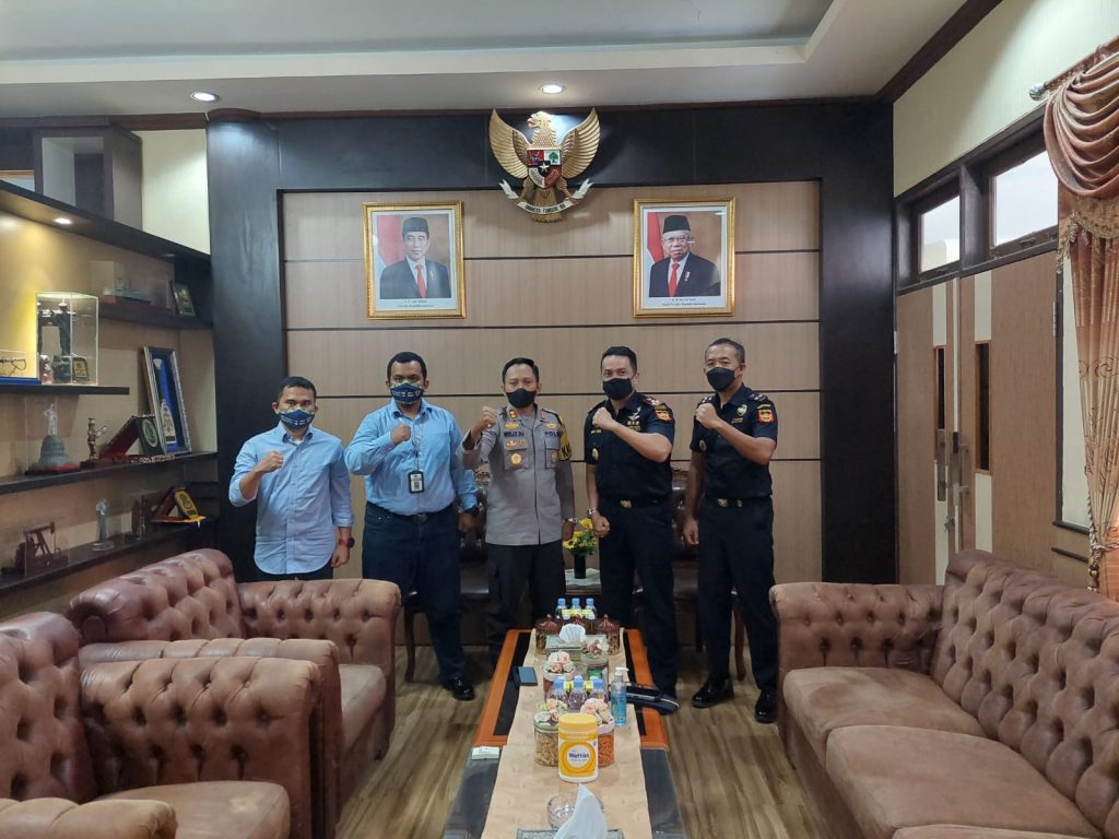 Jalin Silaturahmi, Kapolres Kutim Terima Kunjungan Kepala Bea Cukai Sangatta WhatsApp Image 2021 08 25 at 16.01.17