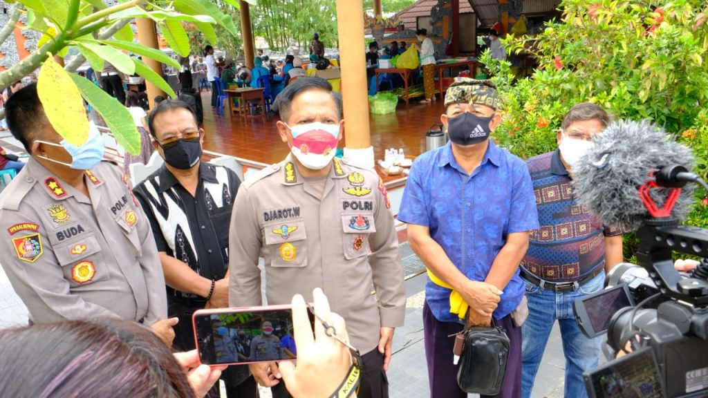 Sediakan 250 Dosis Vaksin, Polda Kaltim Gelar Gerai Vaksin Presisi di Pura Giri Mukti Martadinata Balikpapan WhatsApp Image 2021 08 26 at 10.22.58