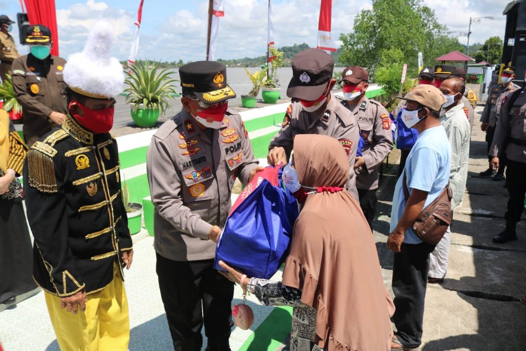 Bantu Masyarakat Terdampak Covid-19, Wakapolda Kaltim Salurkan Bantuan Sosial di Berau WhatsApp Image 2021 08 26 at 14.41.56