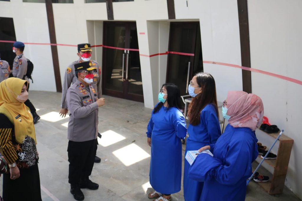 Tinjau Fasilitas RSD Covid-19 di Berau, Wakapolda Kaltim Beri Semangat Tenaga Medis WhatsApp Image 2021 08 26 at 19.35.04