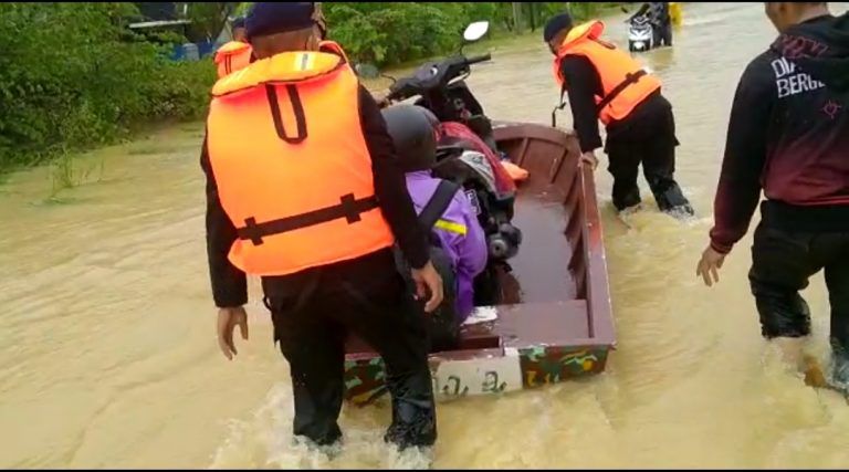 Hujan Deras di Balikpapan, Brimob Batalyon C Pelopor Bersama Basarnas Terjunkan Tim Respon Bencana WhatsApp Image 2021 08 28 at 16.17.44