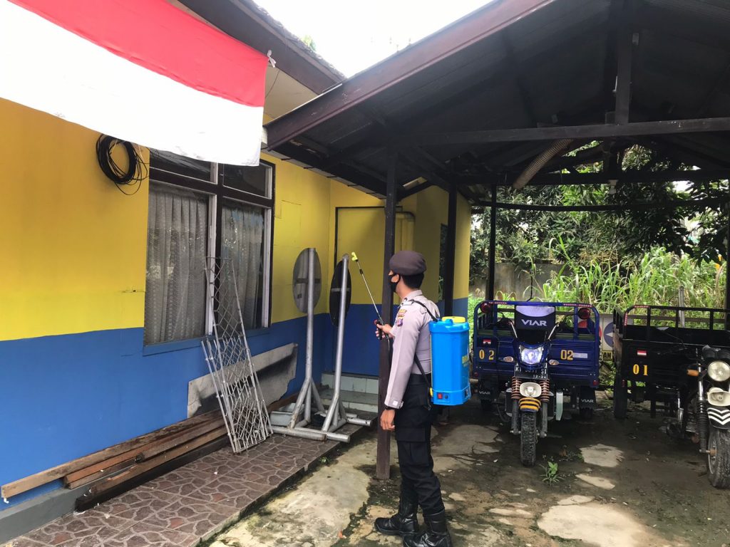 Polres Kukar Laksanakan Penyemprotan Disinfektan di Kel. Mangkurawang WhatsApp Image 2021 08 30 at 10.12.29