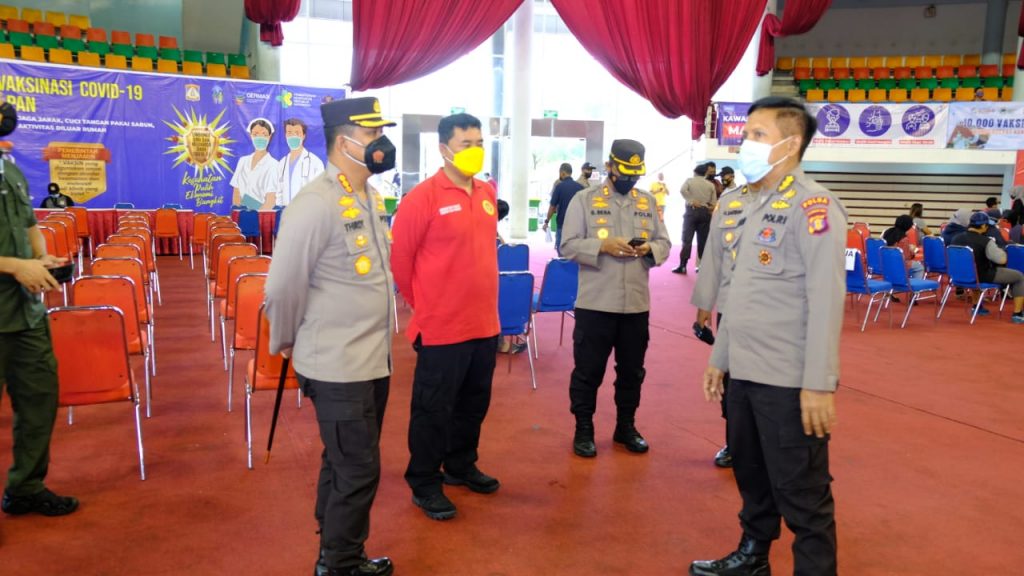 Kabid Dokkes Polda Kaltim dan Kapolresta Balikpapan Tinjau Vaksinasi Massal di Gedung BSCC Dome WhatsApp Image 2021 08 31 at 10.52.08