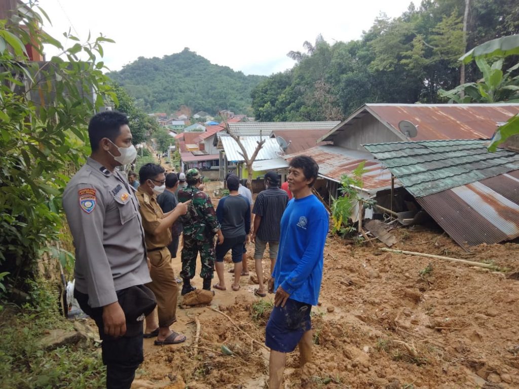 Sinergi Bhabinkamtibmas Bersama Babinsa Sungai Kunjang Cek Lokasi Tanah Longsor WhatsApp Image 2021 08 31 at 10.57.55