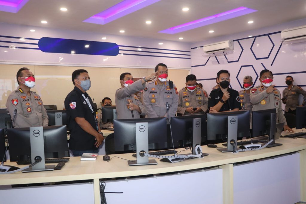Tinjau Command Center, Kapolda Cek Kesiapan Pelayanan Aplikasi Lembuswana dan Pesut Mahakam Polda Kaltim WhatsApp Image 2021 08 31 at 13.36.34