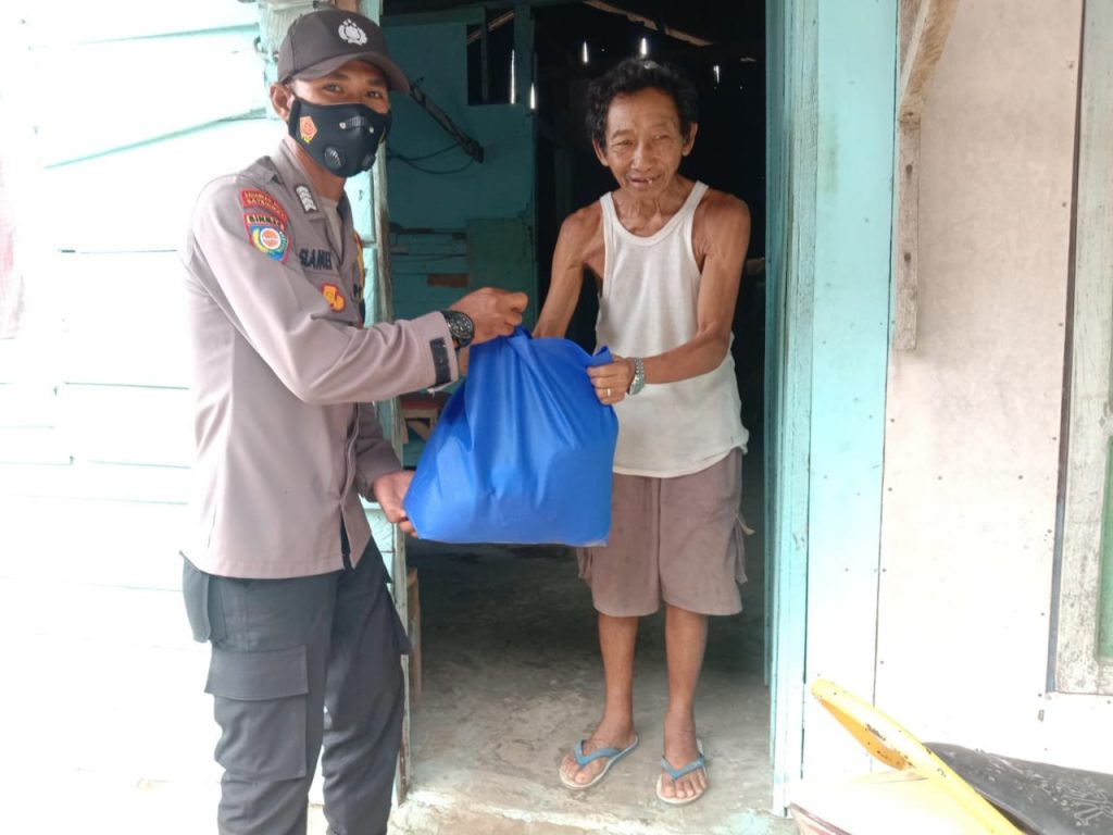 Peduli Ditengah Pandemi, Bhabinkamtibmas Jajaran Polresta Samarinda Salurkan Bansos kepada Warga Binaannya 1 13