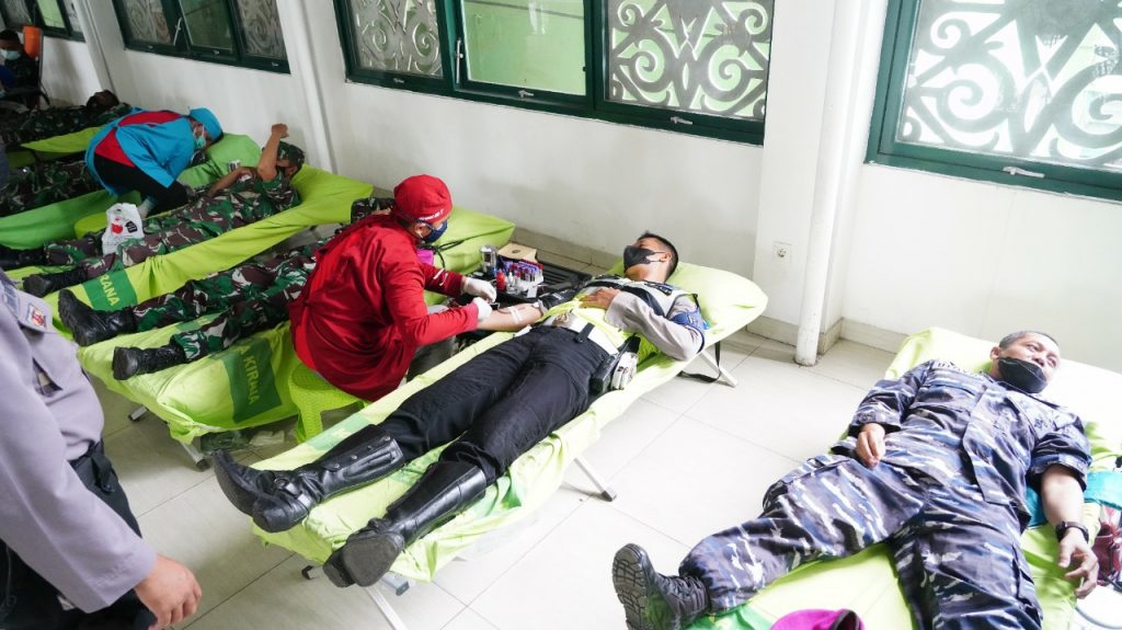 Dalam Rangka HUT TNI Ke-76, Personel Polresta Samarinda Laksanakan Kegiatan Kemanusiaan Donor Darah 1 16