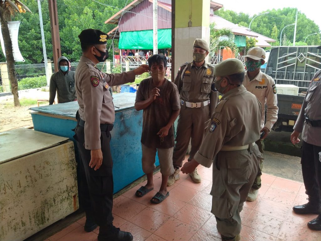Gencar Laksanakan Patroli KRYD, Polres Bontang Bersama Aparat Gabungan Cegah Penyebaran Covid-19 1 2