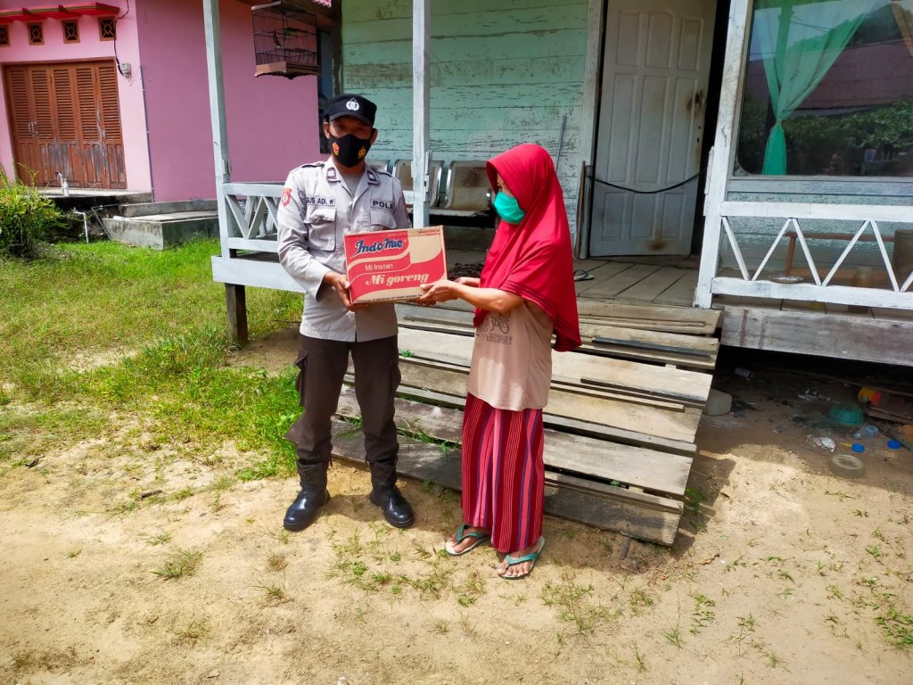 Peduli Warga Terdampak Covid-19, Polsek Jajaran Polres Kubar Bagikan Bantuan Sosial 1 9