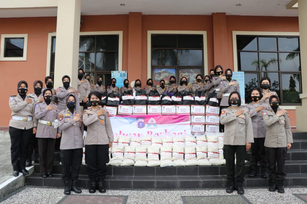 Wujud Kepedulian Ditengah Pandemi Covid -19, Polwan Polda Kaltim Bagikan Sembako kepada Masyarakat 10 9