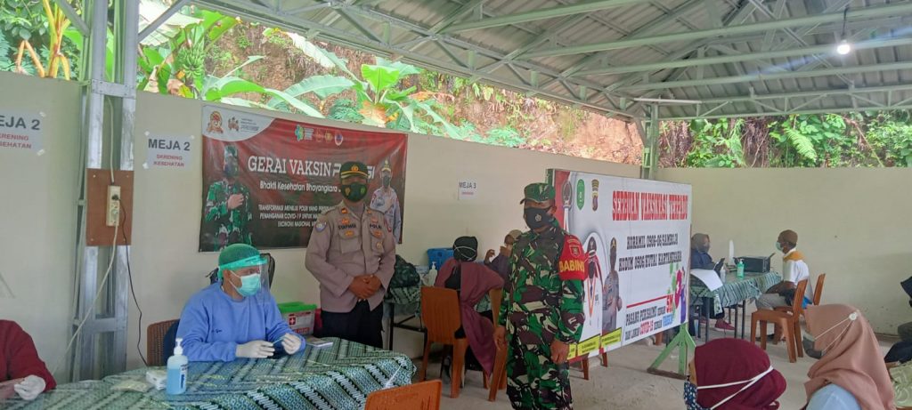 Pastikan Kelancaran Kegiatan, Personil Polsek Samboja Laksanakan Pengamanan Vaksinasi 11 1