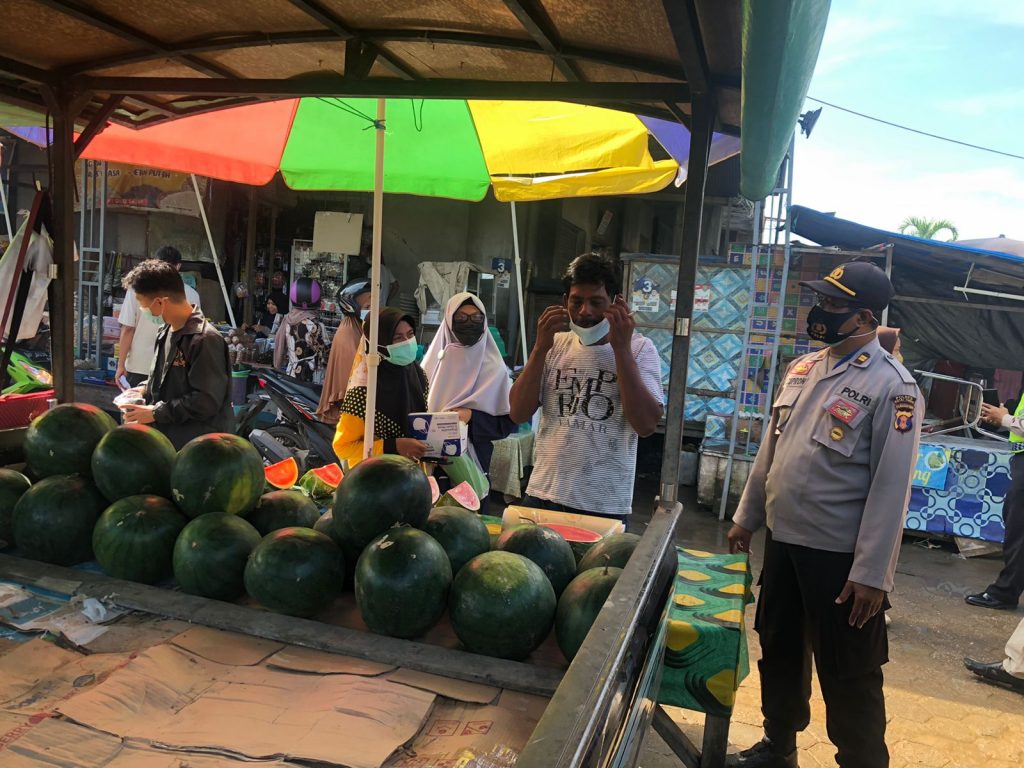 Antisipasi Penyebaran Covid-19, Polres Kutim Gencarkan Ops Yustisi dan Bagikan Masker kepada Masyarakat 11 9