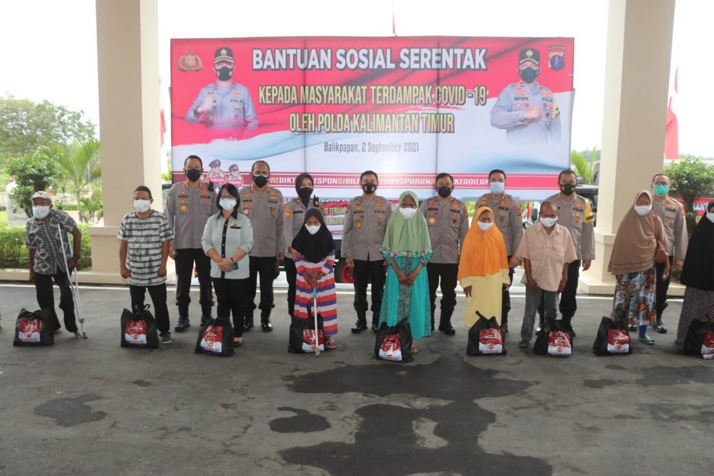 Polda Kaltim Gelar Bakti Sosial Serentak bagi Masyarakat Terdampak Pandemi Covid-19 12 1