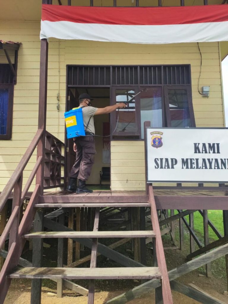 Penyemprotan Cairan Disinfektan dalam Rangka PPKM Level 4 di Wilayah Hukum Polres Kutai Kartanegara 12 4