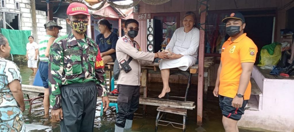 Bhabinkamtibmas Polresta Samarinda Bersama Personel Gabungan Bagikan 300 Makanan Siap Santap Untuk Korban Banjir di Bengkuring 14 7