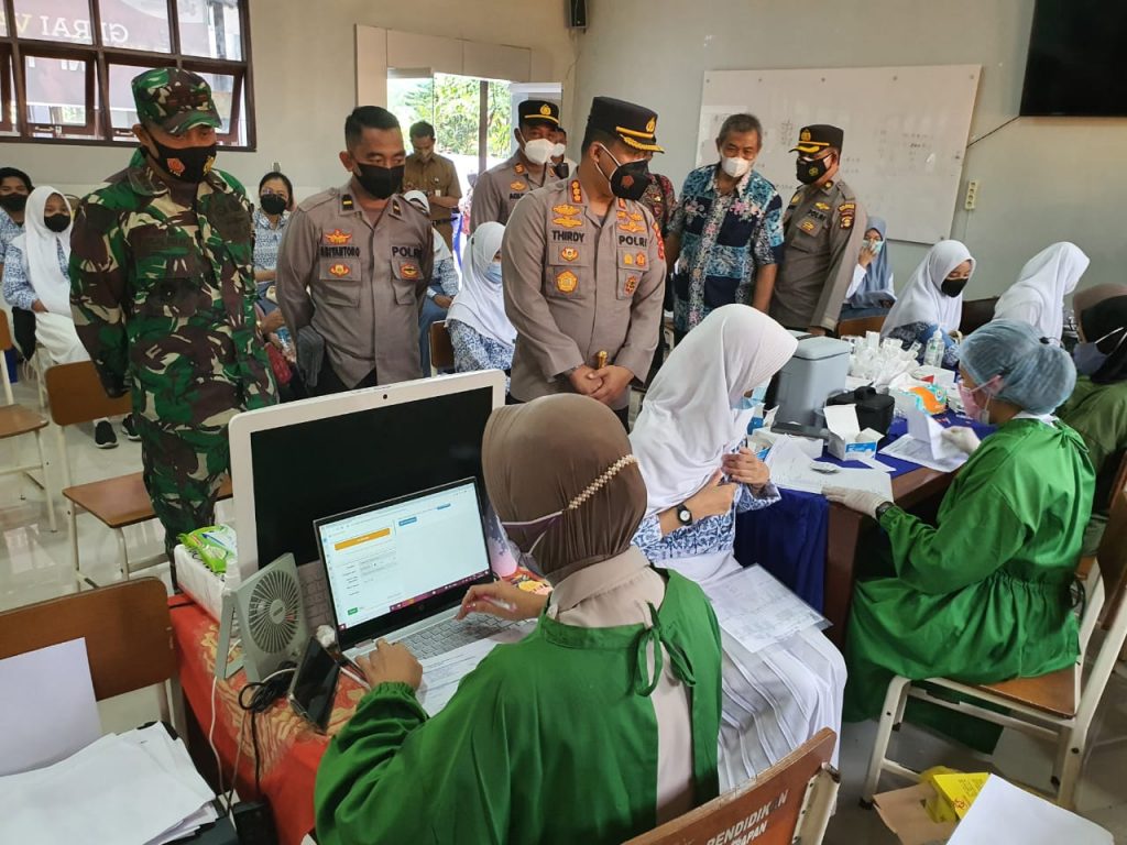TNI-Polri di Balikpapan Berikan Layanan Vaksin Untuk Pelajar di SMAN 5 Balikpapan 15 6