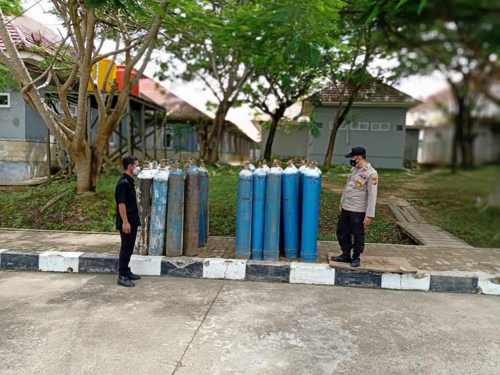Personel Polres Kukar Laksankan Pengecekan Ketersediaan Tabung Oksigen di Rumah Sakit 15 7