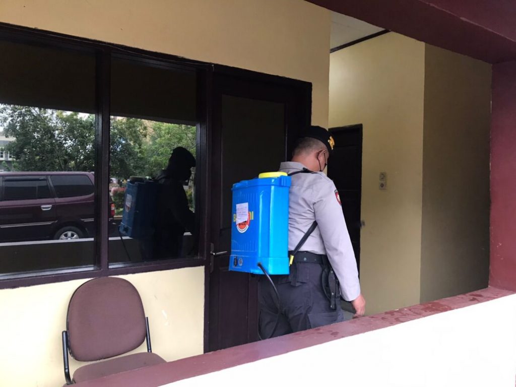 Cegah Penyebaran Covid-91, Polres Kukar Semprotkan Disinfektan di Ruang Publik 15 8