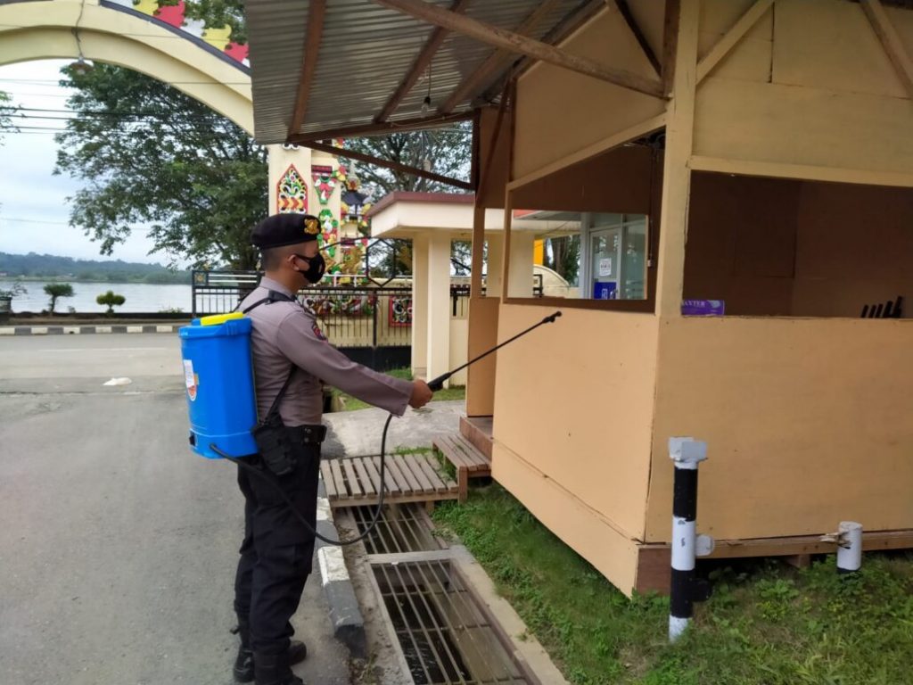 Dalam Rangka PPKM Level 4, Polres Kukar Semprotkan Cairan Disinfektan di Ruang Publik 16 2