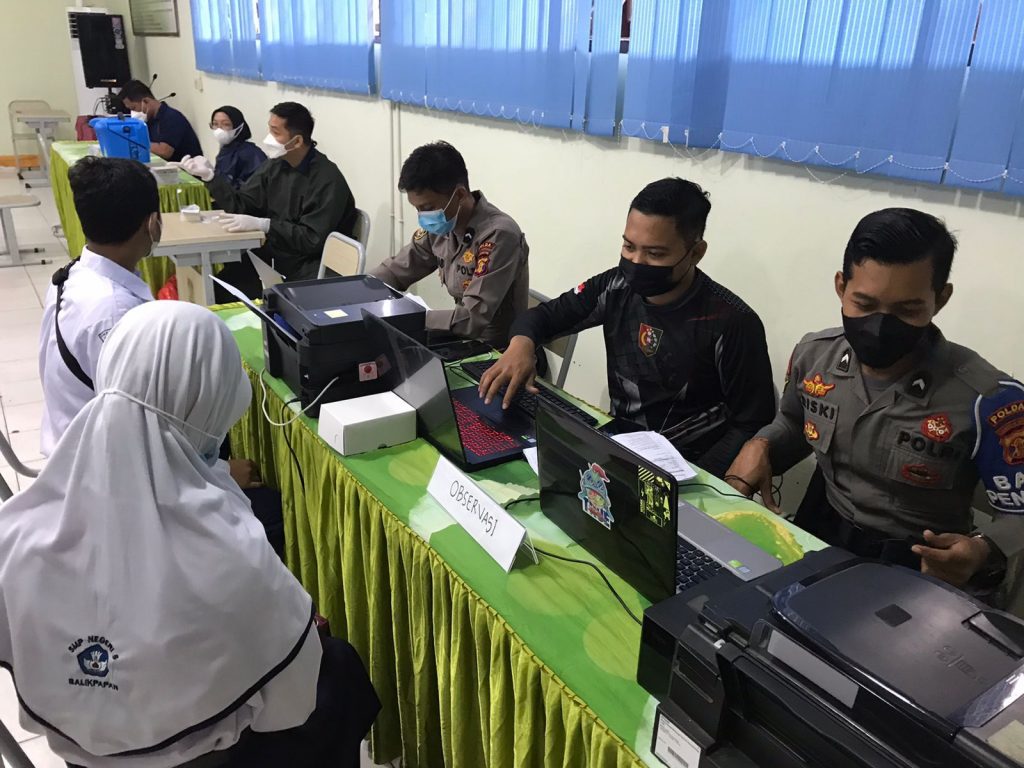 Polda Kaltim kembali Gelar Gerai Vaksin Presisi Bagi Pelajar di SMPN 5 Balikpapan 18 1