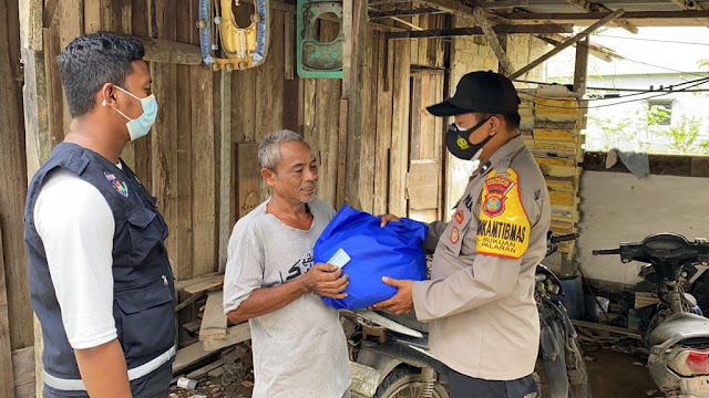 Peduli Dampak Covid-19, Bhabinkamtibmas Bukuan Bagikan Paket Sembako Kepada Warga 2 1