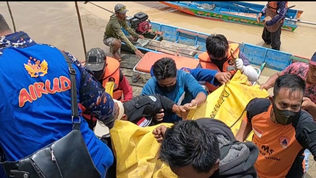 Satpolairud Polres Paser Bersama Tim SAR Gabungan Berhasil Temukan Jenazah Korban Laka Air 2 15