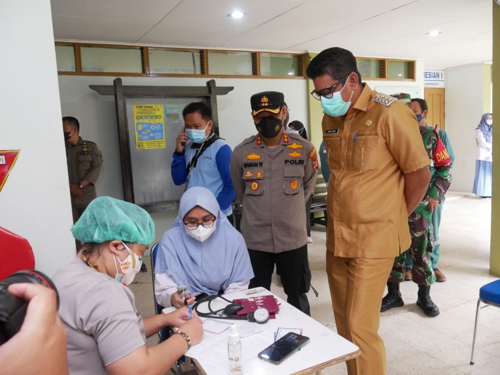 Kapolres Bontang Bersama Walikota Tinjau Gerai Vaksinasi TNI-Polri 2 7