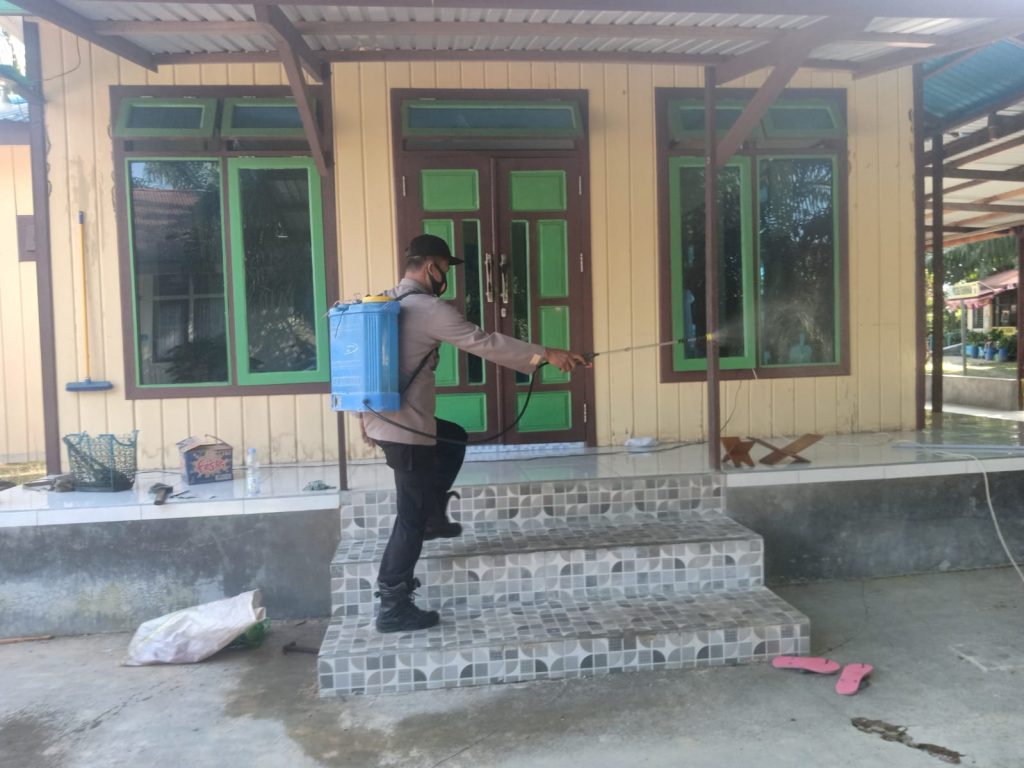 Cegah Penyebaran Covid-19, Polres Kukar Semprotkan Cairan Disinfektan di Ruang Publik 20 2