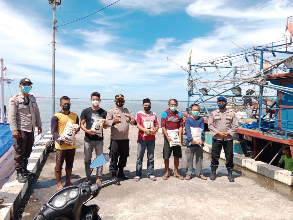 Peduli Ditengah Pandemi, Polresta Balikpapan Salurkan Bantuan Sosial kepada Masyarakat Pesisir 3 15