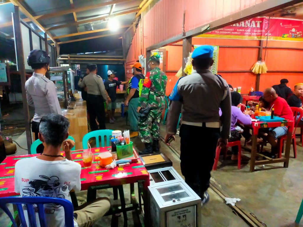 Antisipasi Penyebaran Covid-19, Jajaran Polres Kubar Bersama Unsur Muspika Laksanakan Ops Yustisi PPKM Level III di Malam Hari 4 16