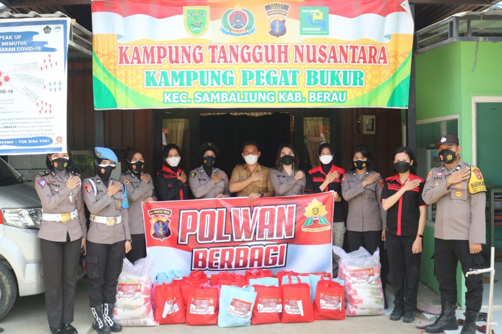 Wujud Kepedulian Terhadap Sesama, Polwan Polres Berau Bagikan Sembako kepada Masyarakat Terdampak Covid-19 4 17