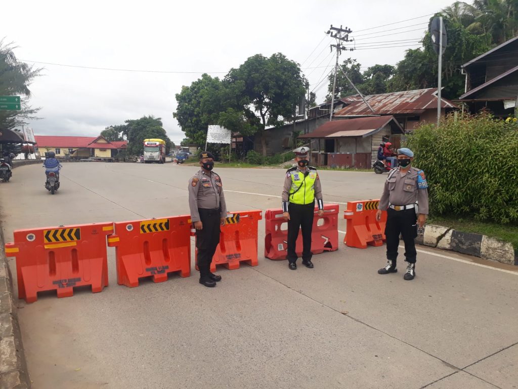 Ditengah Pemberlakuan PPKM Level 4, Polres Kukar Laksanakan Pengalihan Arus dan Penutupan Sejumlah Ruas Jalan Pada Akhir Pekan 4 2