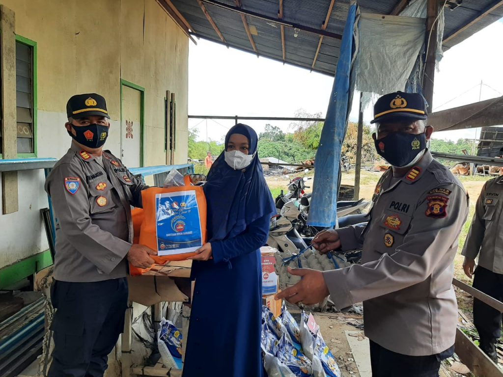 Peduli Ditengah Pandemi, Sat Binmas Polres Kukar Bagikan Bantuan Sosial kepada Masyarakat Terdampak Wabah Covid-19 5 14