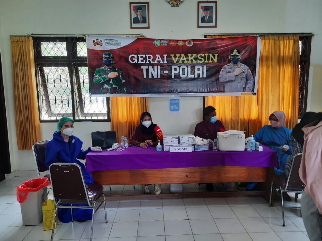 Percepat Herd Immunity, Polres Berau Gelar Gerai Vaksin TNI-Polri di Kelurahan Gayam 5 15