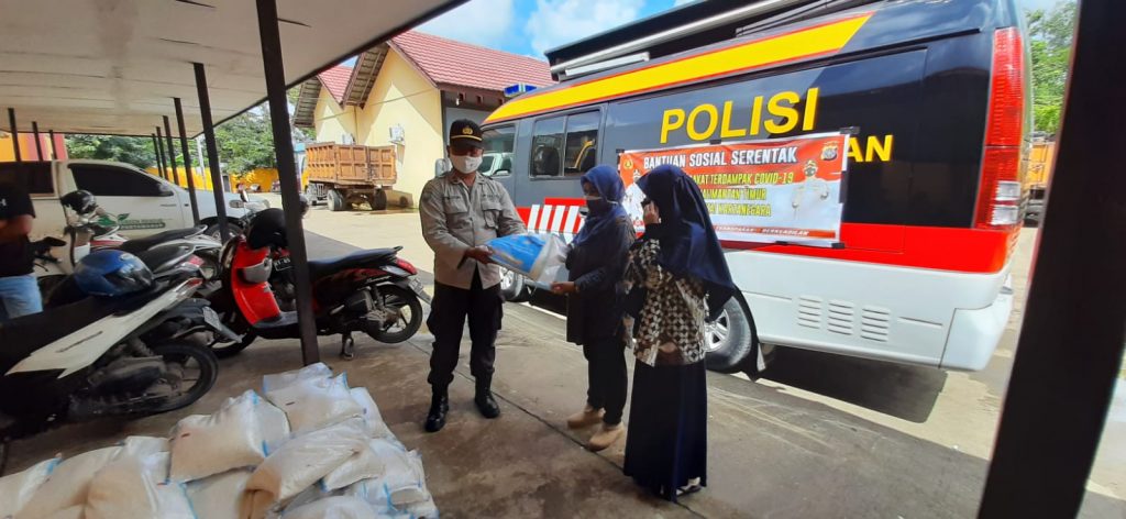 Wujud Peduli Ditengah Pandemi, Sat Binmas Polres Kukar Salurkan Bantuan Sosial kepada Masyarakat 5 2