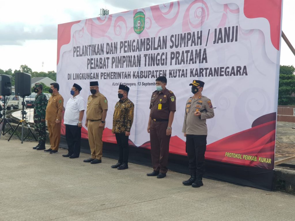 Kapolres Kukar Hadiri Pelantikan dan Pengambilan Sumpah Jabatan Pimpinan Tinggi Pratama di Area Bundaran CBD Tenggarong 5 7