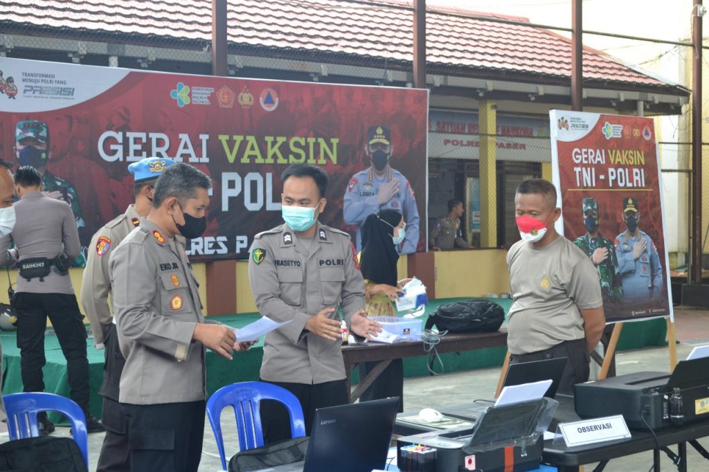 Kapolres Tinjau Pelaksanaan Gerai Vaksin Massal TNI–Polri di Indoor Polres Paser 6