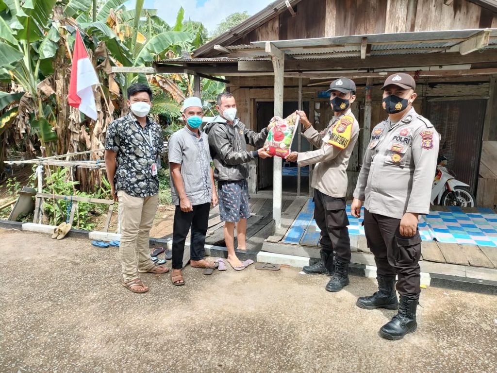 Jajaran Polres Kukar Kembali Bagikan Bansos kepada Warga Terdampak Covid-19 dan PPKM Level 4 6 13