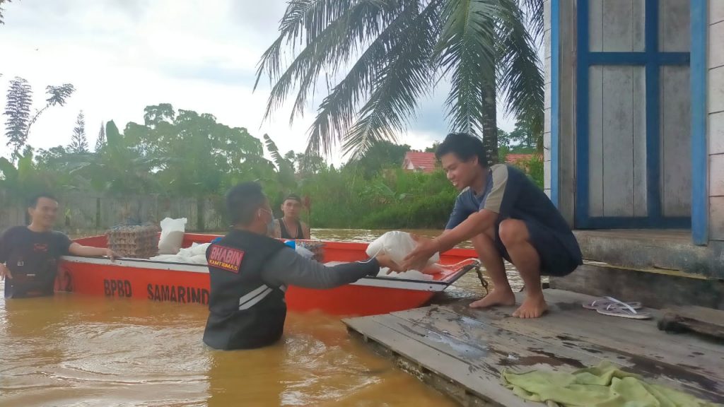 Peduli Terdampak Banjir, Bhabinkambtibmas Budaya Pampang Salurkan Langsung Bantuan Sosial kepada Warga Binaannya 6 2